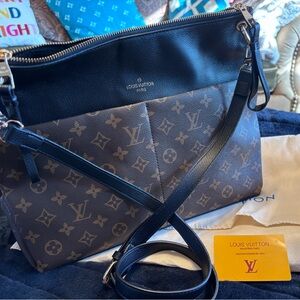 Very very nice Louis Vuitton hand bag. (Replica) this is high quality for sure!